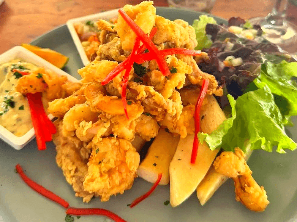 Mariscos crocantes servidos en Deep Blue Seafood Bar Galápagos